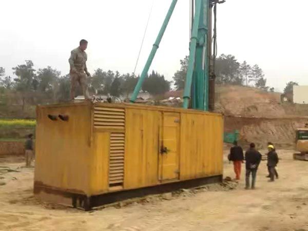 思礼镇如何判断水冷式机油散热器密封件是否需要更换？